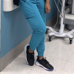 Clove sneakers size 10.5 💕💕